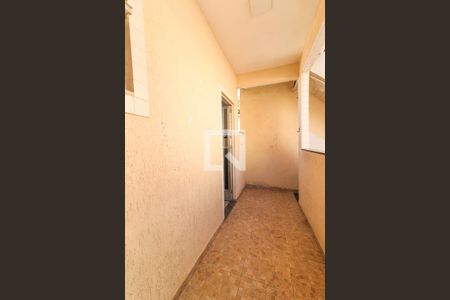 Corredor de apartamento para alugar com 2 quartos, 60m² em Realengo, Rio de Janeiro