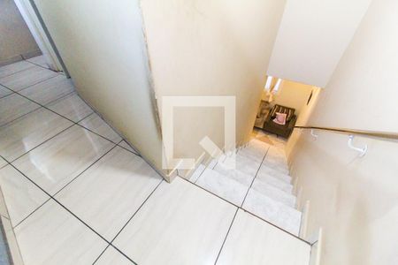 Escada de casa para alugar com 2 quartos, 120m² em Recanto Verde do Sol, São Paulo