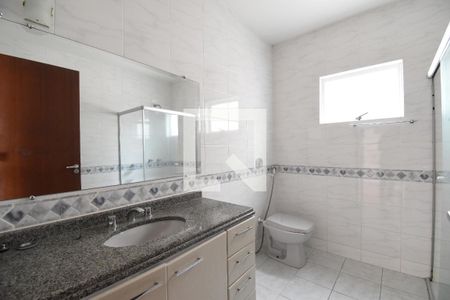 Banheiro da Suíte de casa de condomínio à venda com 3 quartos, 120m² em Bacacheri, Curitiba