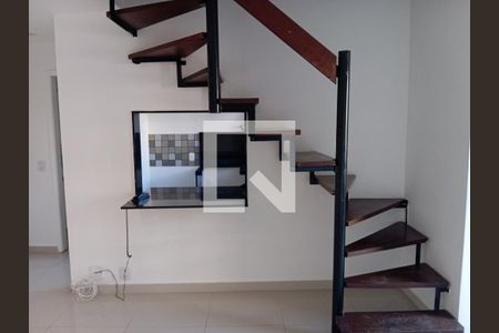 Escada  de apartamento para alugar com 2 quartos, 75m² em Barra da Tijuca, Rio de Janeiro