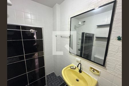 Banheiro de apartamento para alugar com 1 quarto, 38m² em Centro, São Vicente