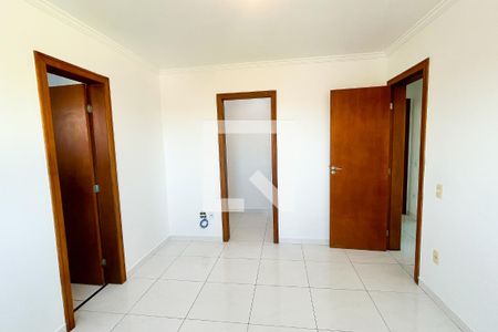 Quarto principal porta do closet e banheiro  de apartamento para alugar com 3 quartos, 124m² em Costa azul, Rio das Ostras