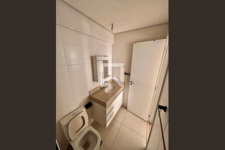 Banheiro suíte  de apartamento para alugar com 1 quarto, 49m² em Alphaville Industrial, Barueri