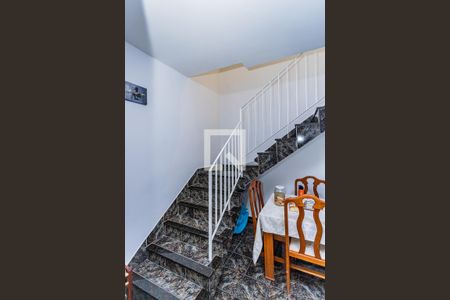 Escada de casa à venda com 2 quartos, 69m² em Jardim Santo Elias, São Paulo
