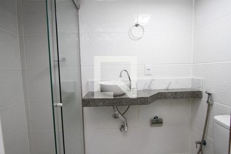 Banheiro de kitnet/studio para alugar com 1 quarto, 30m² em Sagrada Família, Belo Horizonte
