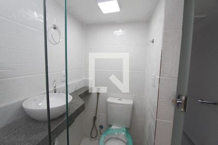 Banheiro de kitnet/studio para alugar com 1 quarto, 30m² em Sagrada Família, Belo Horizonte