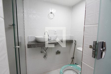 Banheiro de kitnet/studio para alugar com 1 quarto, 30m² em Sagrada Família, Belo Horizonte