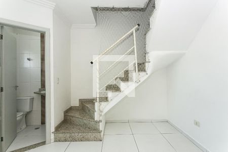 Sala de casa de condomínio para alugar com 2 quartos, 67m² em Chácara Seis de Outubro, São Paulo