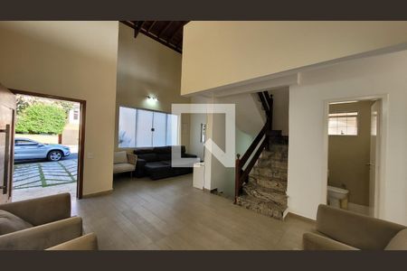 Sala de casa de condomínio para alugar com 4 quartos, 310m² em Aruã, Itaquaquecetuba