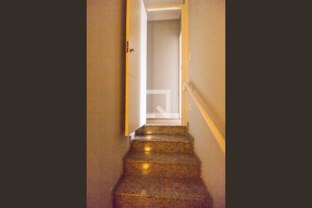 Escada de casa de condomínio à venda com 4 quartos, 180m² em Residencial Tambore Iii, Santana de Parnaíba