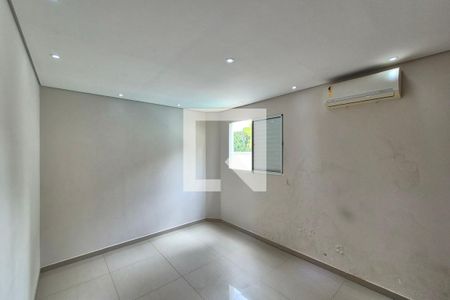 Sala de TV de casa de condomínio para alugar com 4 quartos, 350m² em Swiss Park, Campinas