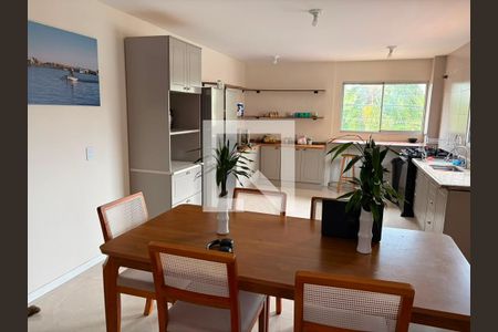 Sala de casa de condomínio para alugar com 3 quartos, 180m² em Vila Oliveira, Mogi das Cruzes