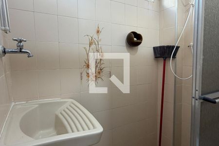 Banheiro e Área de serviço de kitnet/studio para alugar com 1 quarto, 30m² em Gonzaga, Santos