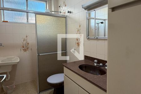 Banheiro e Área de serviço de kitnet/studio para alugar com 1 quarto, 30m² em Gonzaga, Santos