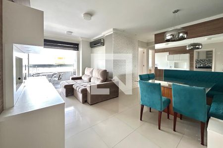 Sala de apartamento para alugar com 2 quartos, 77m² em Barreiros, São José