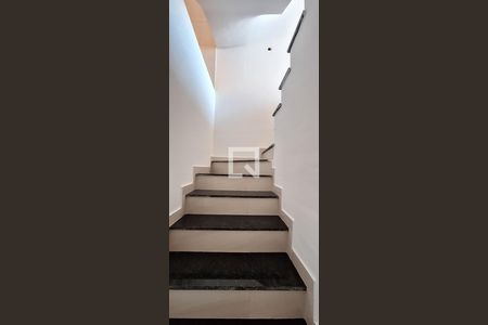 Escada de casa à venda com 3 quartos, 160m² em Vila Gomes, São Paulo