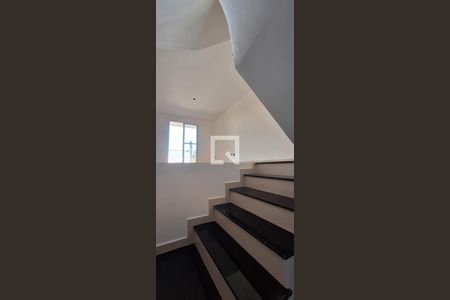 Escada de casa à venda com 3 quartos, 160m² em Vila Gomes, São Paulo
