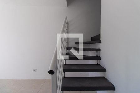 Escada de casa de condomínio para alugar com 2 quartos, 70m² em Bairro do Maranhao, Cotia