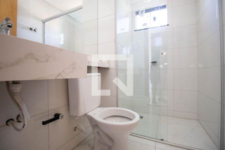 Banheiro da Suíte 1 de apartamento para alugar com 2 quartos, 65m² em Conjunto 21, Brasília