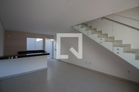 Casa à venda com 2 quartos, 70m² em Parque Xangri-lá, Contagem