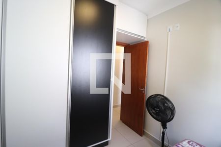 Quarto 1 de apartamento para alugar com 2 quartos, 45m² em Santa Mônica, Uberlândia