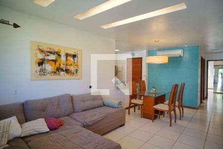 Sala de casa de condomínio para alugar com 2 quartos, 100m² em Pindobas, Maricá