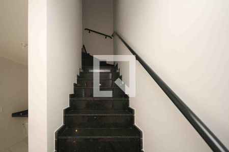 Escada de casa para alugar com 3 quartos, 91m² em Vila Ré, São Paulo