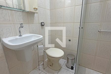Banheiro de apartamento para alugar com 1 quarto, 51m² em Gonzaga, Santos