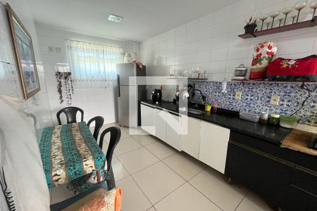 Cozinha de casa de condomínio à venda com 3 quartos, 104m² em Jardim Guanabara, Rio de Janeiro