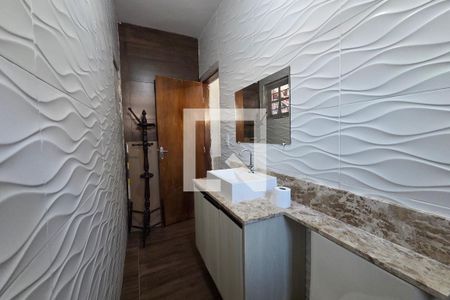 Banheiro da Suíte 1 de casa para alugar com 2 quartos, 101m² em Princesa, Praia Grande