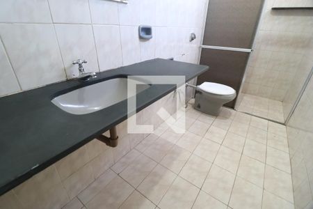 Banheiro de kitnet/studio para alugar com 1 quarto, 40m² em Pacaembu, Uberlândia