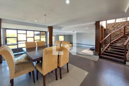 Sala de casa de condomínio para alugar com 4 quartos, 390m² em Badu, Niterói