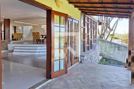 Sala de casa de condomínio para alugar com 4 quartos, 390m² em Badu, Niterói