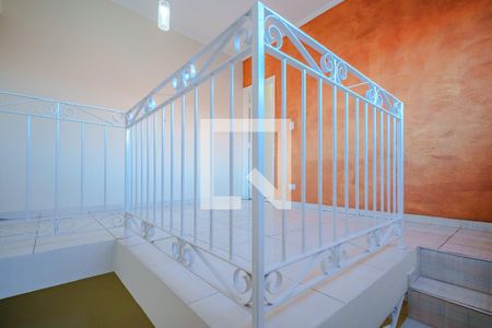 Escadas para quartos de casa para alugar com 4 quartos, 255m² em Jardim Dracena, São Paulo