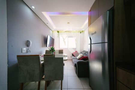 Sala/Cozinha e Área de Serviço de apartamento para alugar com 2 quartos, 34m² em Vila Ré, São Paulo