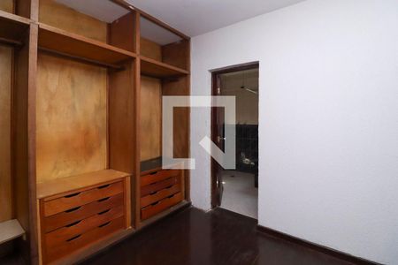 Closet Suíte 1 de casa à venda com 4 quartos, 279m² em Jardim Ouro Preto, Taboão da Serra