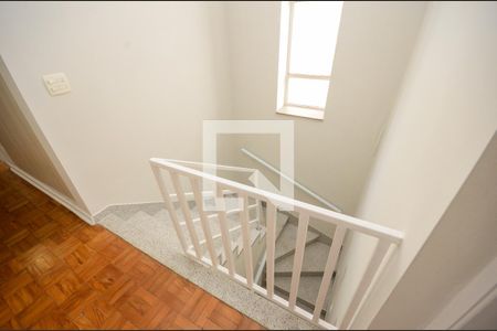 Escada de casa para alugar com 4 quartos, 160m² em Parque Sao Domingos, São Paulo