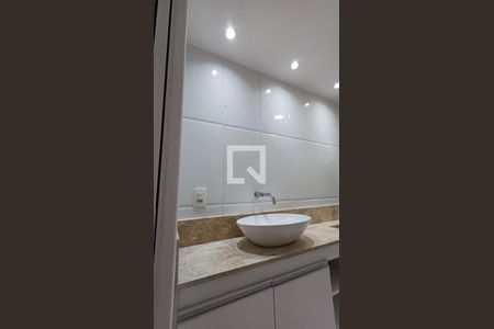Banheiro de apartamento à venda com 2 quartos, 56m² em Barreto, Niterói