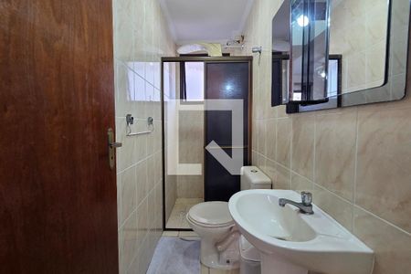Banheiro de apartamento para alugar com 1 quarto, 43m² em Guilhermina, Praia Grande