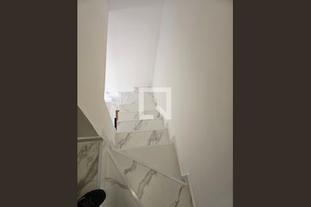 Escada de casa de condomínio para alugar com 2 quartos, 50m² em Jardim dos Pereiras (Caucaia do Alto), Cotia