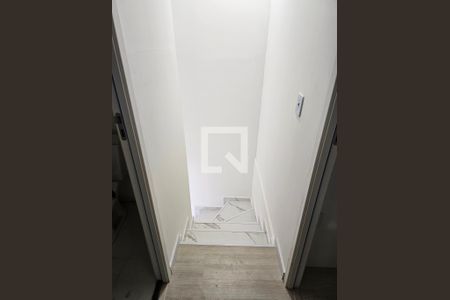 Escada de casa de condomínio para alugar com 2 quartos, 50m² em Jardim dos Pereiras (Caucaia do Alto), Cotia