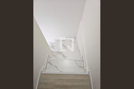Escada de casa de condomínio para alugar com 2 quartos, 50m² em Jardim dos Pereiras (Caucaia do Alto), Cotia