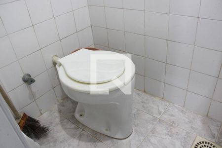Banheiro de serviço de apartamento para alugar com 3 quartos, 93m² em Centro, Cabo Frio