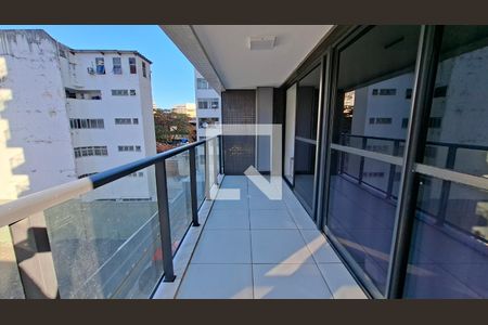 Sala e varanda  de apartamento para alugar com 1 quarto, 38m² em Barra, Salvador