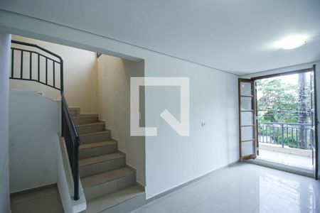 Escada de casa para alugar com 3 quartos, 175m² em Jardim Regina, São Paulo