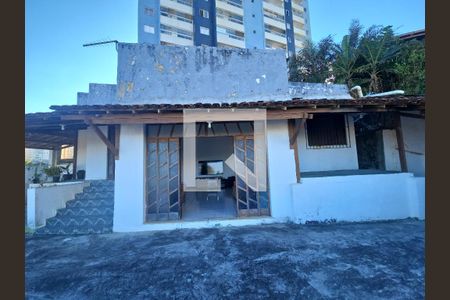 fachada e varanda  de casa para alugar com 3 quartos, 312m² em Boca do Rio, Salvador