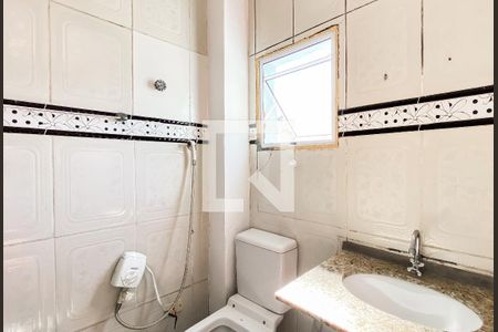Banheiro da Suíte de casa de condomínio para alugar com 2 quartos, 45m² em Parque Cisper, São Paulo