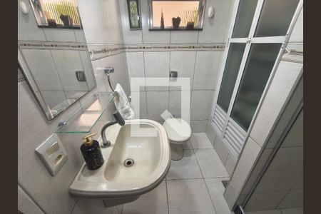 Banheiro de casa de condomínio para alugar com 3 quartos, 197m² em Taquara, Rio de Janeiro