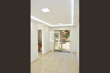 Detalhe - Sala e Sala de Jantar com Varanda de apartamento para alugar com 2 quartos, 52m² em Conjunto Residencial Vista Verde, São Paulo