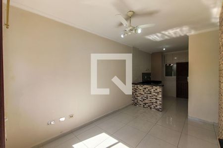 Sala de casa de condomínio para alugar com 2 quartos, 50m² em Vila Sonia, Praia Grande